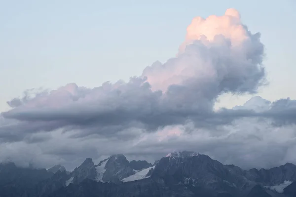 白人の山のシルエット — ストック写真