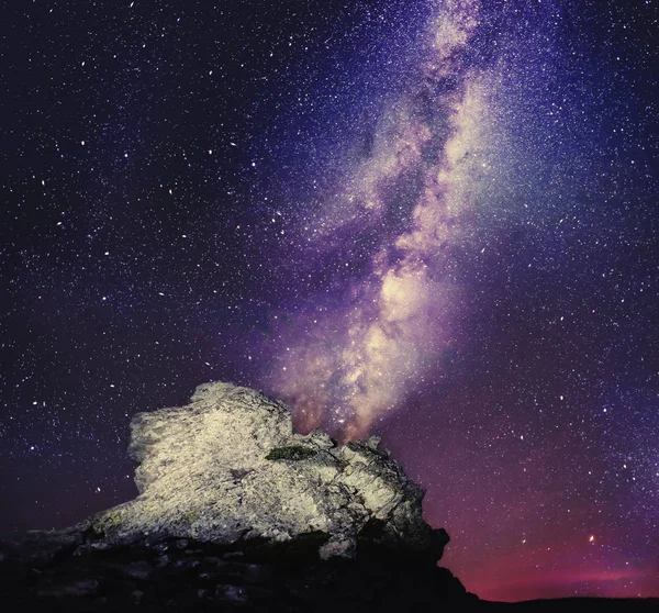 Зоряна ніч в горах — стокове фото