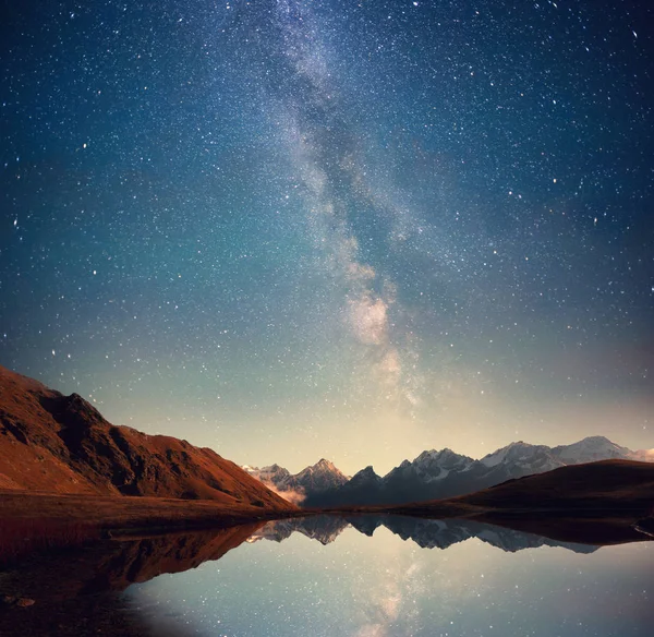 Paisaje nocturno con galaxia — Foto de Stock
