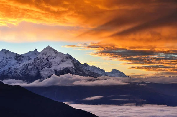 Dramático amanecer en las montañas caucásicas — Foto de Stock