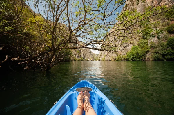 Caiaque através do rio em Matka canyon, Macedônia — Fotografia de Stock