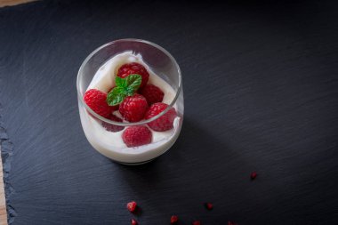 Ahududu ile Yunan yoğurt