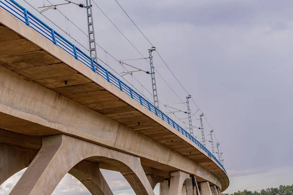 Yüksek elektrik tren rayları