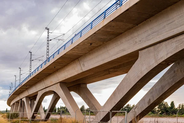 Yüksek elektrik tren rayları