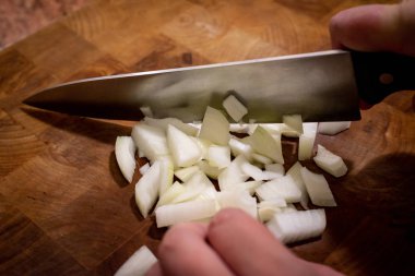 Masanın üzerinde kesme soğan