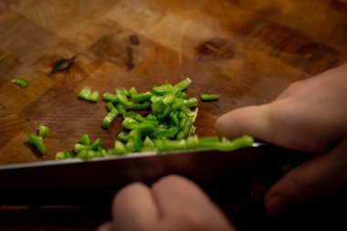 Masanın üzerinde kesme yeşil biber