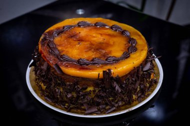 Bisküvi, vanilya ve çikolata kremalı pasta