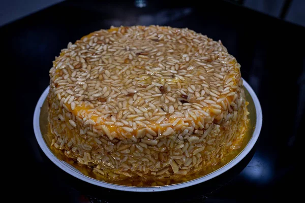 Çam fıstığı pasta masada