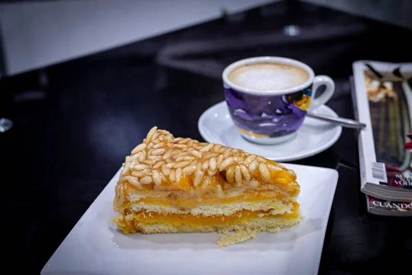 Çam fıstığı pasta bölümünü