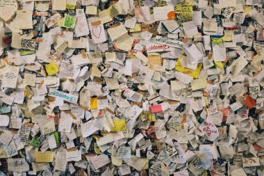 Duvar Post-it Notlar çıkartmaları dolu. Fikir dilek mesaj notu kavram arka plan.