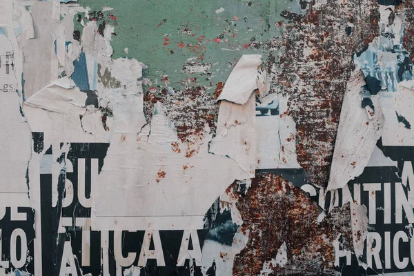 Yırtık kağıt Poster Street duvar yüzeyi yırtılmış. Grunge kaba kirli pas geçmiş. Kentsel kolaj tipografi doku.