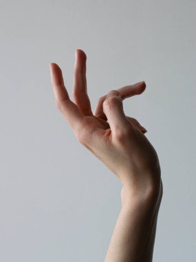 Kadın Avuç İçi Yumruğu Ayrı Pozisyonlar. Doğal Gün Işığı.