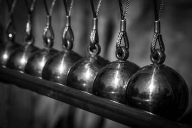 A satır siyah ve beyaz olarak hizalanmış Newton beşik Metal sarkaç topları