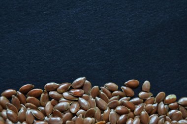 keten tohumu, keten tohumu siyah arka plan üzerine. sağlıklı gıda. ham. Vegan.
