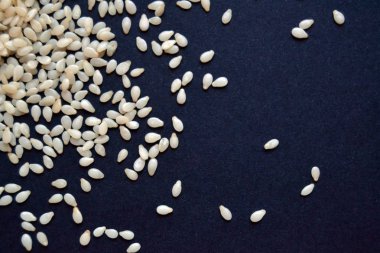 siyah arka plan üzerine susam. ham, sağlıklı, vegan gıda.