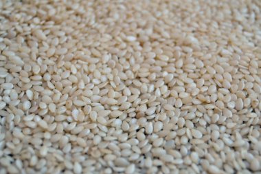 siyah arka plan üzerine susam. ham, sağlıklı, vegan gıda.