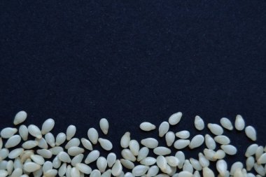 siyah arka plan üzerine susam. ham, sağlıklı, vegan gıda.
