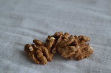 Beyaz arka planda cevizler