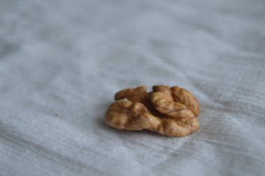 Beyaz arka planda cevizler