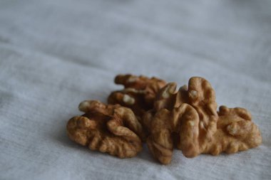 Beyaz arka planda cevizler