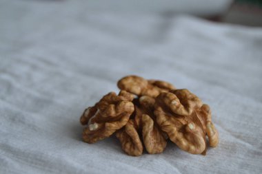 Beyaz arka planda cevizler