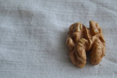 Beyaz arka planda cevizler