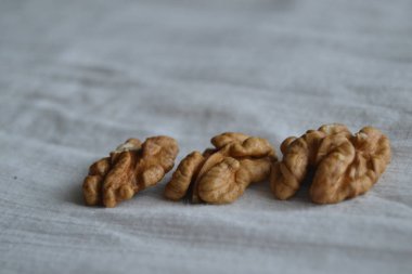 Beyaz arka planda cevizler