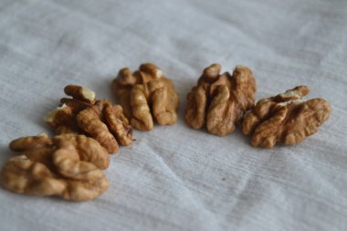 Beyaz arka planda cevizler