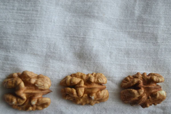 Орехи на белом фоне — стоковое фото