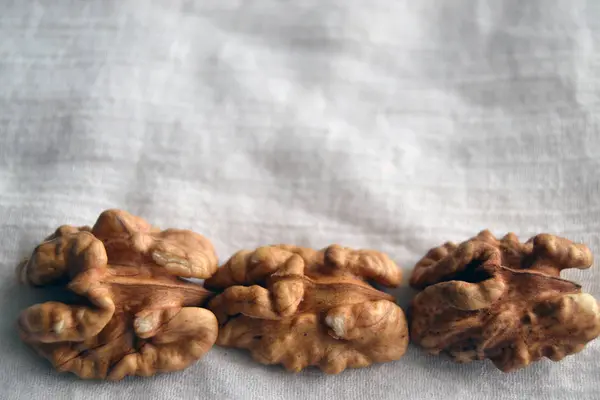 Орехи на белом фоне — стоковое фото