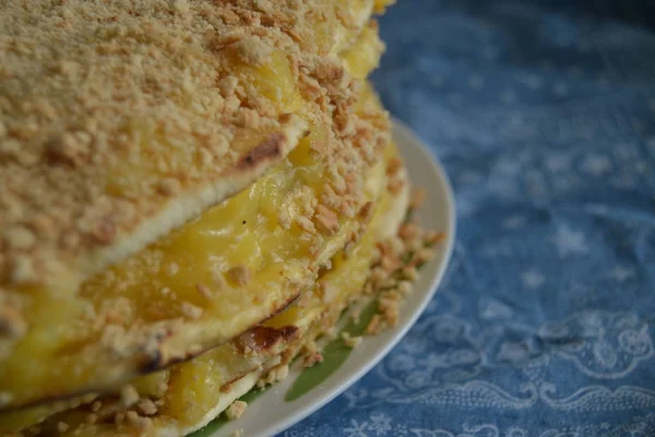 Hausgemachter Kuchen Mit Gelbem Pudding Ungleichmäßige Torte Mit Krümeln Oben — Stockfoto