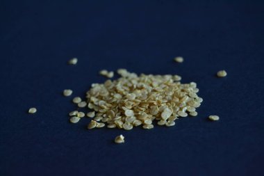 biber tohumları karanlık bir arka plan üzerinde