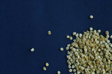 biber tohumları karanlık bir arka plan üzerinde