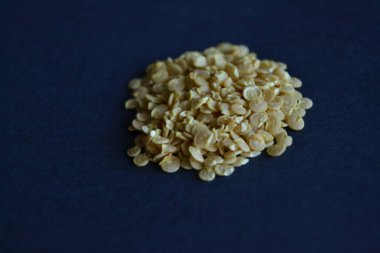 biber tohumları karanlık bir arka plan üzerinde