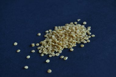 biber tohumları karanlık bir arka plan üzerinde