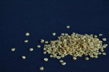 biber tohumları karanlık bir arka plan üzerinde