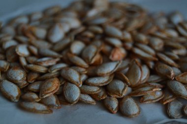 Beyaz arka plan üzerinde kuru kabak çekirdeği