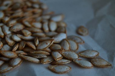 Beyaz arka plan üzerinde kuru kabak çekirdeği