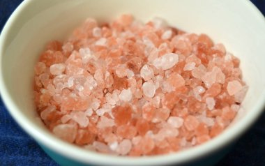 Koyu arka plan üzerinde küçük kase Himalaya tuzu. 