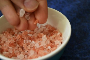 Koyu arka plan üzerinde küçük kase Himalaya tuzu. 