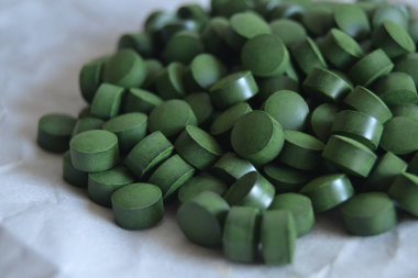 hafif arka planda spirulina tabletler.