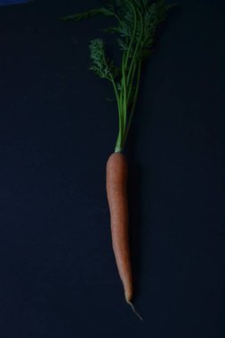 koyu arka plan üzerinde tatlı, taze organik havuç. sağlıklı doğal gıda. 