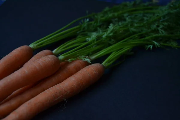 Süße Frische Bio Karotte Auf Dunklem Hintergrund Gesunde Natürliche Ernährung — Stockfoto