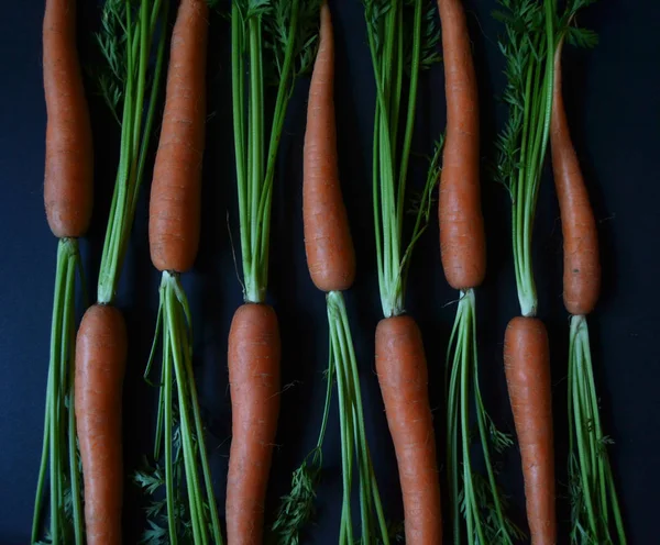 Süße Frische Bio Karotte Auf Dunklem Hintergrund Gesunde Natürliche Ernährung — Stockfoto