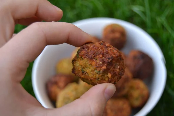 Falafels Tazón Blanco Hierba Verde Bolas Falafel Caseras Sabrosas Frescas — Foto de Stock