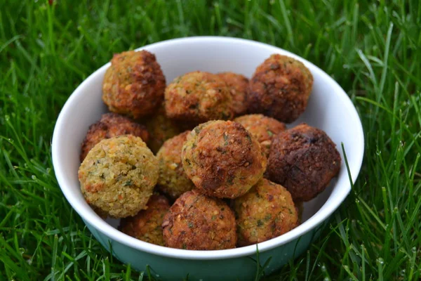 Falafels Tazón Blanco Hierba Verde Bolas Falafel Caseras Sabrosas Frescas — Foto de Stock