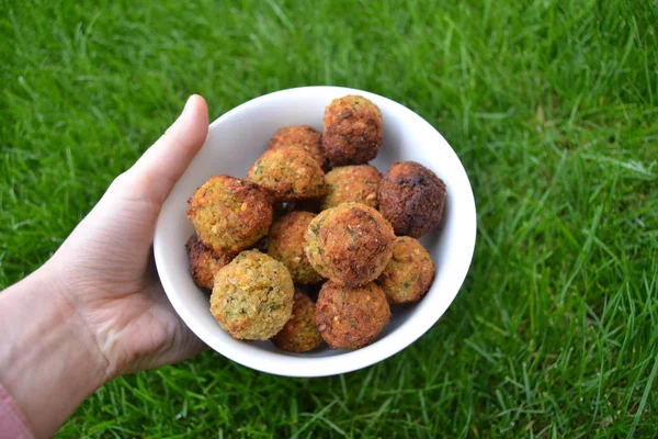 Falafels Tazón Blanco Hierba Verde Bolas Falafel Caseras Sabrosas Frescas — Foto de Stock