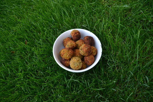 Falafels Tazón Blanco Hierba Verde Bolas Falafel Caseras Sabrosas Frescas — Foto de Stock