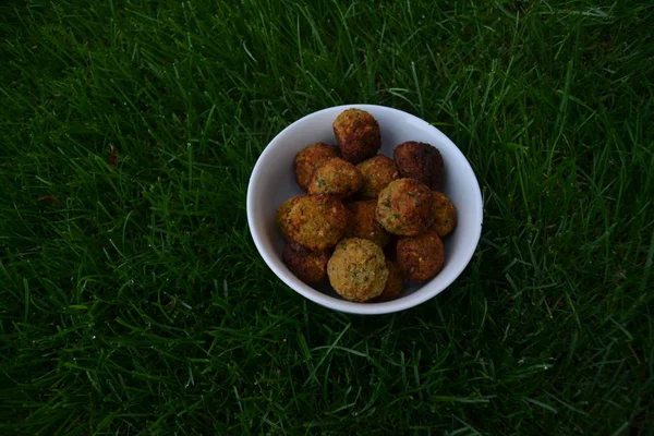 Falafels Tazón Blanco Hierba Verde Bolas Falafel Caseras Sabrosas Frescas — Foto de Stock