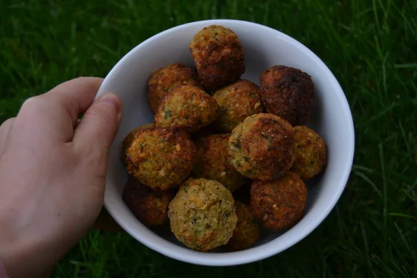 Falafels Dans Bol Blanc Sur Herbe Verte Boules Falafel Maison — Photo